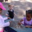 Mehrsprachige Kinder auf einem Spielplatz auf Bermuda