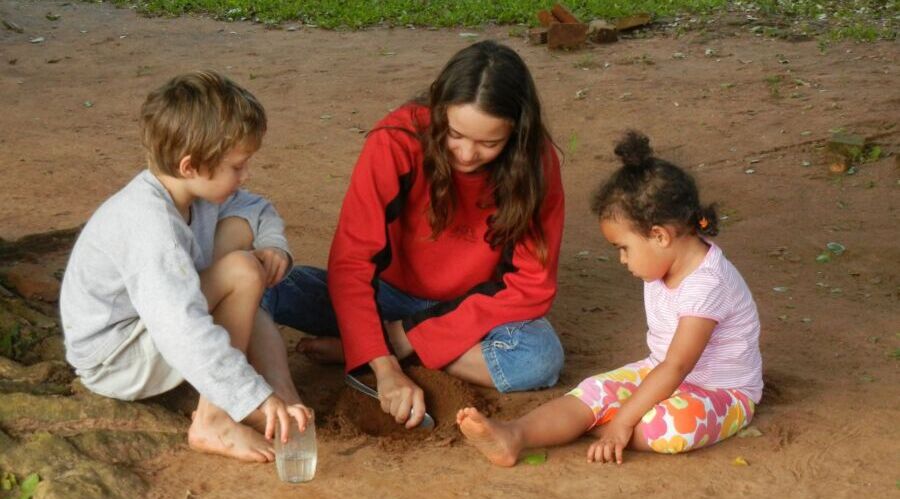 Mehrsprachige Kinder spielen in Paraguay